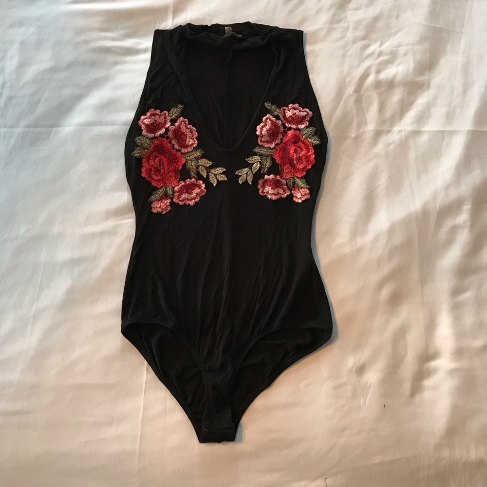 Sleeveless mock neck choker embroidered bodysuit!